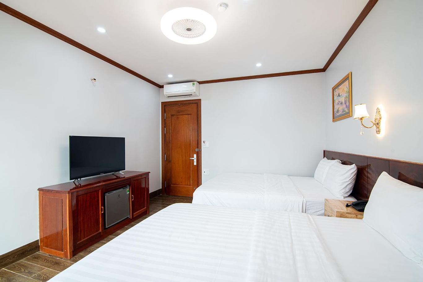 Minh Quang Hotel Донг Хой Екстериор снимка